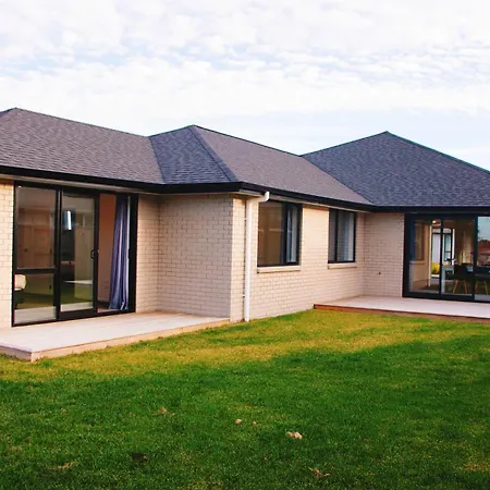 Modern Chic - Ideal Location - 5 Bedrooms - In Rotorua