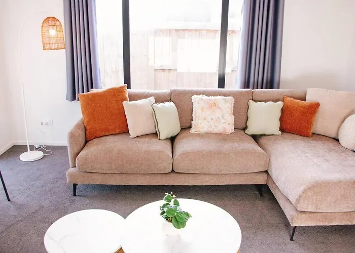 Modern Chic - Ideal Location - 5 Bedrooms - In Holiday home