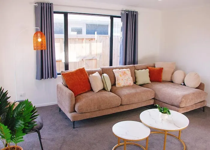 Modern Chic - Ideal Location - 5 Bedrooms - In