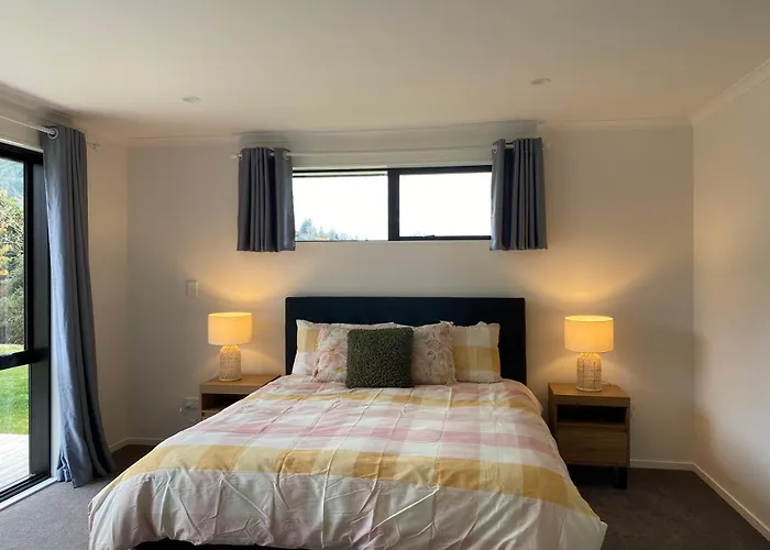 Modern Chic - Ideal Location - 5 Bedrooms - In *