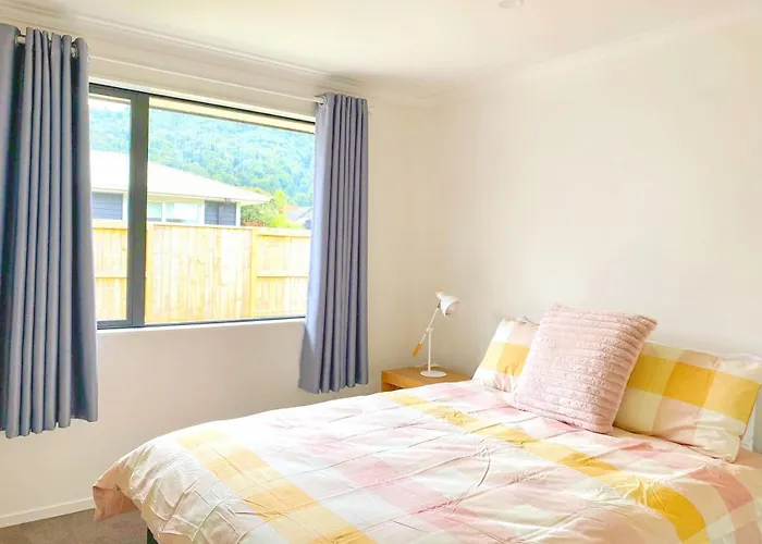 Modern Chic - Ideal Location - 5 Bedrooms - In Rotorua