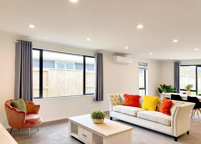 Modern Chic - Ideal Location - 5 Bedrooms - In