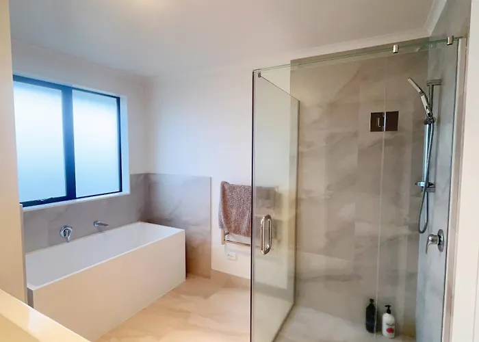 Modern Chic - Ideal Location - 5 Bedrooms - In * Rotorua