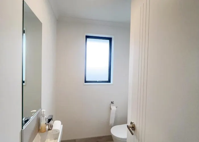 Modern Chic - Ideal Location - 5 Bedrooms - In *