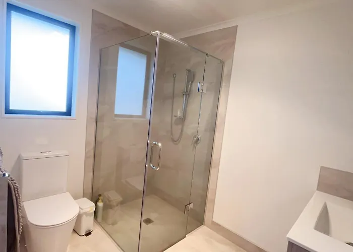 Modern Chic - Ideal Location - 5 Bedrooms - In