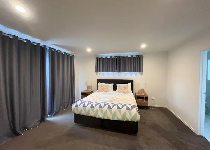 Modern Chic - Ideal Location - 5 Bedrooms - In *