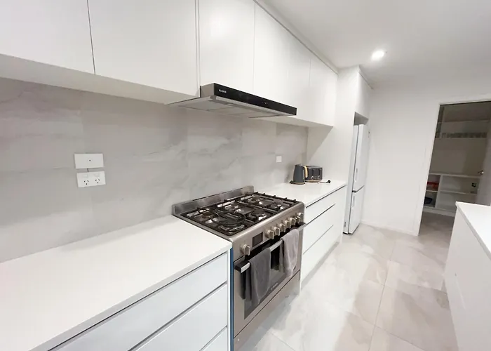 Modern Chic - Ideal Location - 5 Bedrooms - In