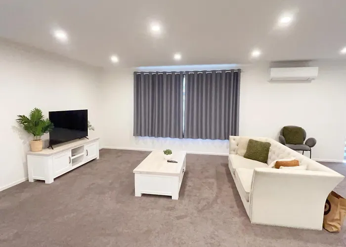 Modern Chic - Ideal Location - 5 Bedrooms - In Holiday home