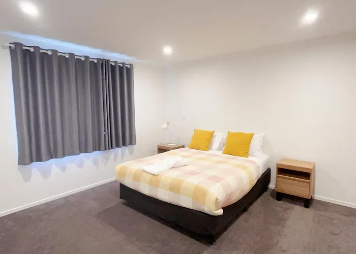 Modern Chic - Ideal Location - 5 Bedrooms - In * Rotorua