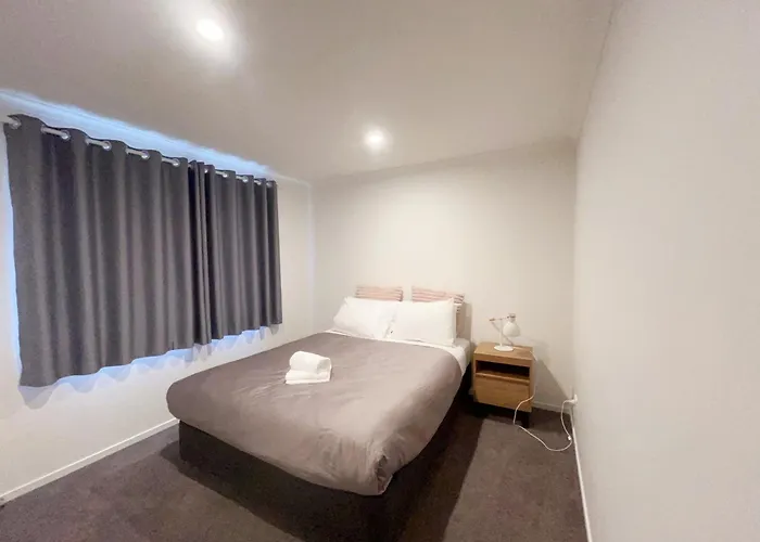 Modern Chic - Ideal Location - 5 Bedrooms - In