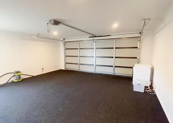 Modern Chic - Ideal Location - 5 Bedrooms - In Holiday home Rotorua